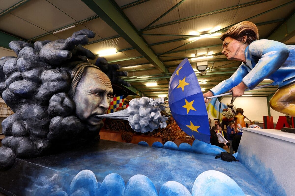 Karnevalsinstallasjon viser Vladimir Putin som blåser en grå sky mot Ursula von der Leyen