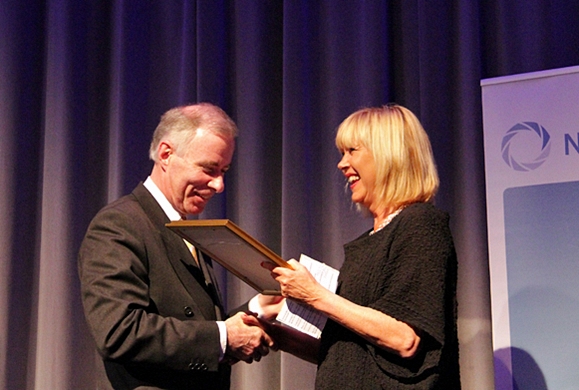 CO2Bios leder Svein Nordvik mottar Spirprisen av Marit Warncke fra Bergen Næringsråd.
