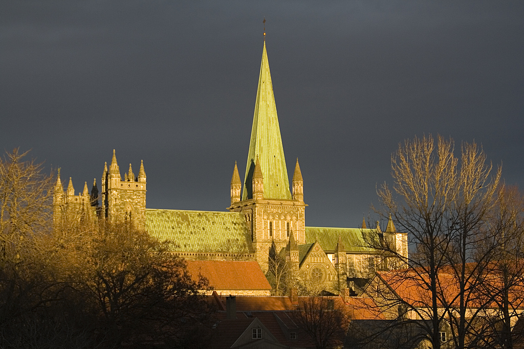 Nidarosdomen i Trondheim. Bør Den norske kirke trekke seg helt ut av fossil energi?