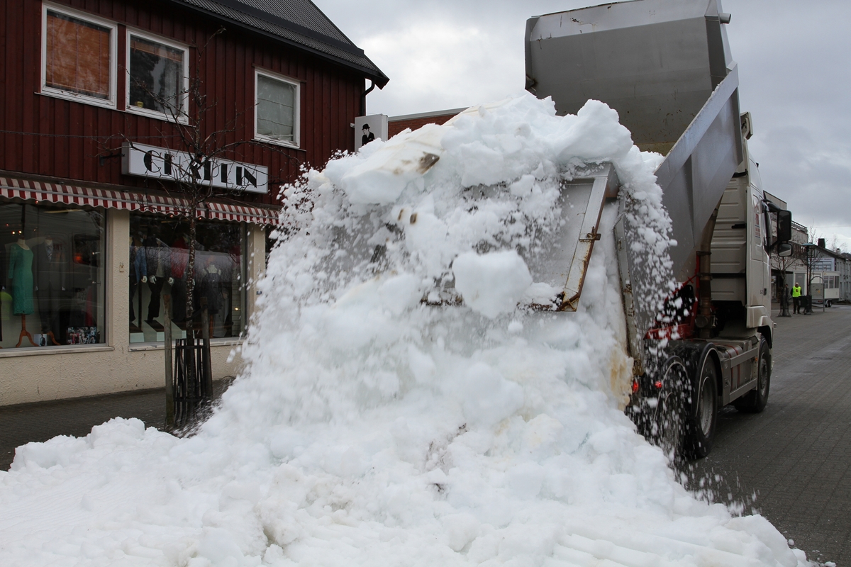 Snø dumpes i Mosjøen før arrangementet Bysprinten i 2013.