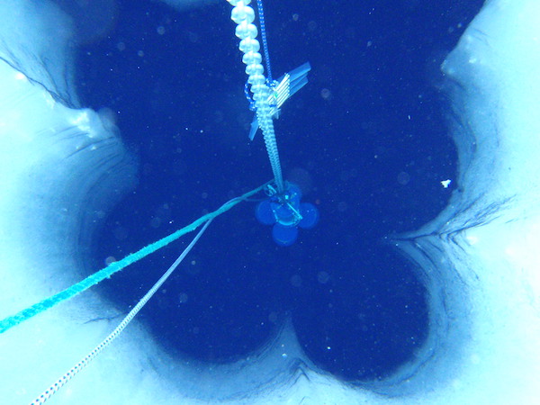 Her setter oseanografene ut et instrument som skal måle innstrømmingen av Atlantisk vann til området nord for Svalbard. Måleren måler strøm ned til ca 500 m dyp, og målte sammenhengende i 4 uker, mens den drev passivt med isen sørvestover. Foto: Lars Henrik Smedsrud
