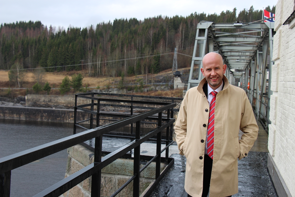 Vannkraften prioriteres. Olje- og energiminister Tord Lien presenterte energimeldingen på Rånåsfoss kraftverk i Sørum, Akershus (foto: HSI/OED)