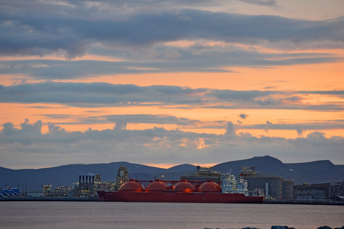 Gassen vil miste konkurransekraft mye raskere enn tidligere antatt, mener Bloomberg New Energy Finance. Dette bildet er fra LNG-fabrikken i Hammerfest.(Foto: Harald Pettersen, Statoil)