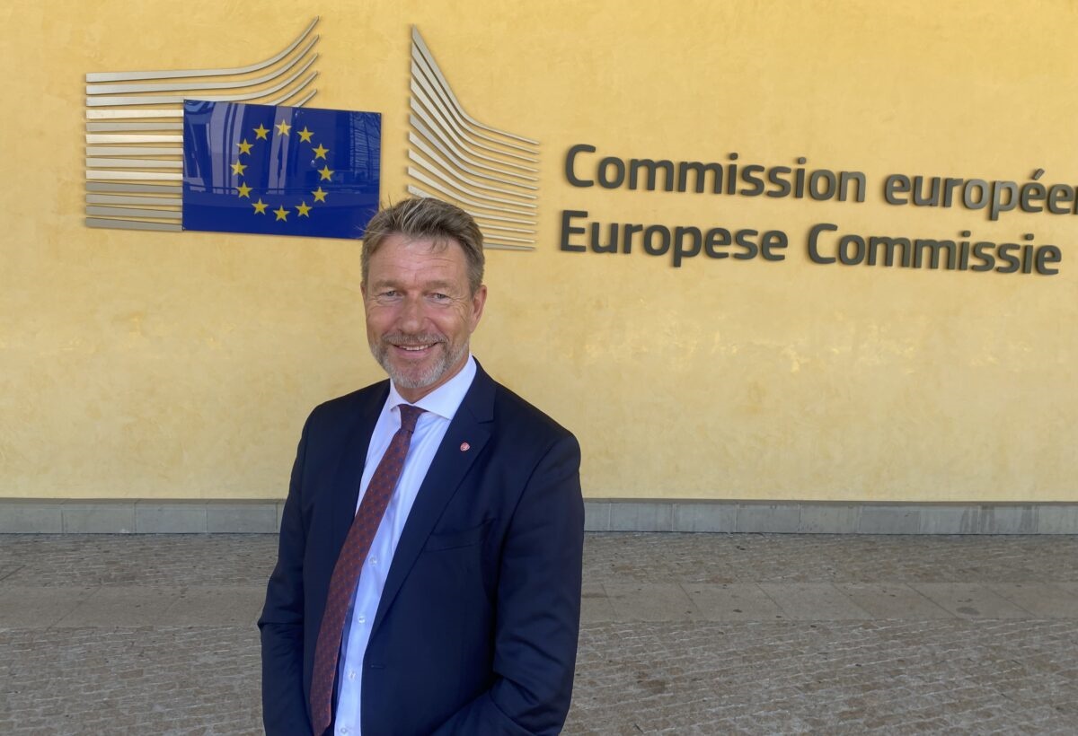 Terje Aasland foran EU-kommisjonens bygning i Brussel