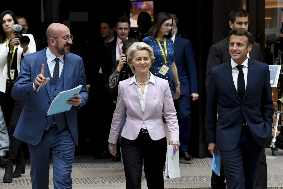 Michel, von der Leyen og Macron går ved siden av hverandre