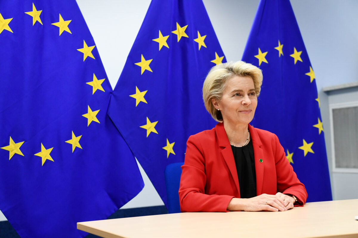 Ursula von der Leyen bak skrivebord, EU-flagg i bakgrunnen