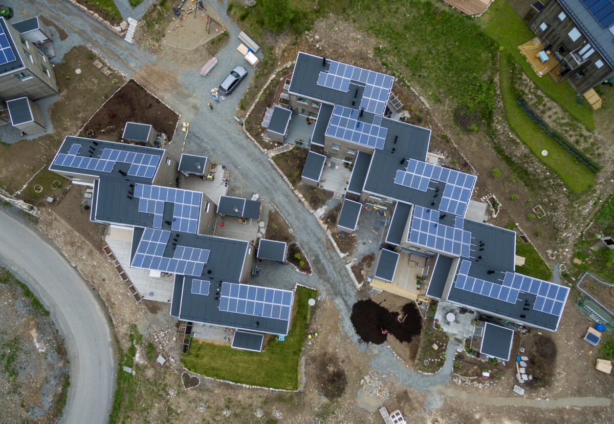 Solcelleanlegg på tak av boliger, bilde tatt ovenfra